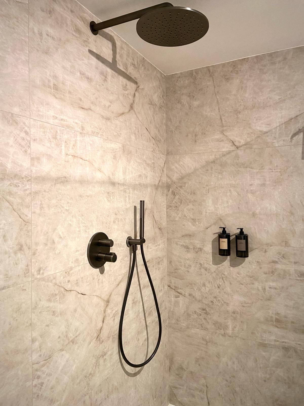 Douche italienne carrelage marbre posée par Bati Confort Plus
