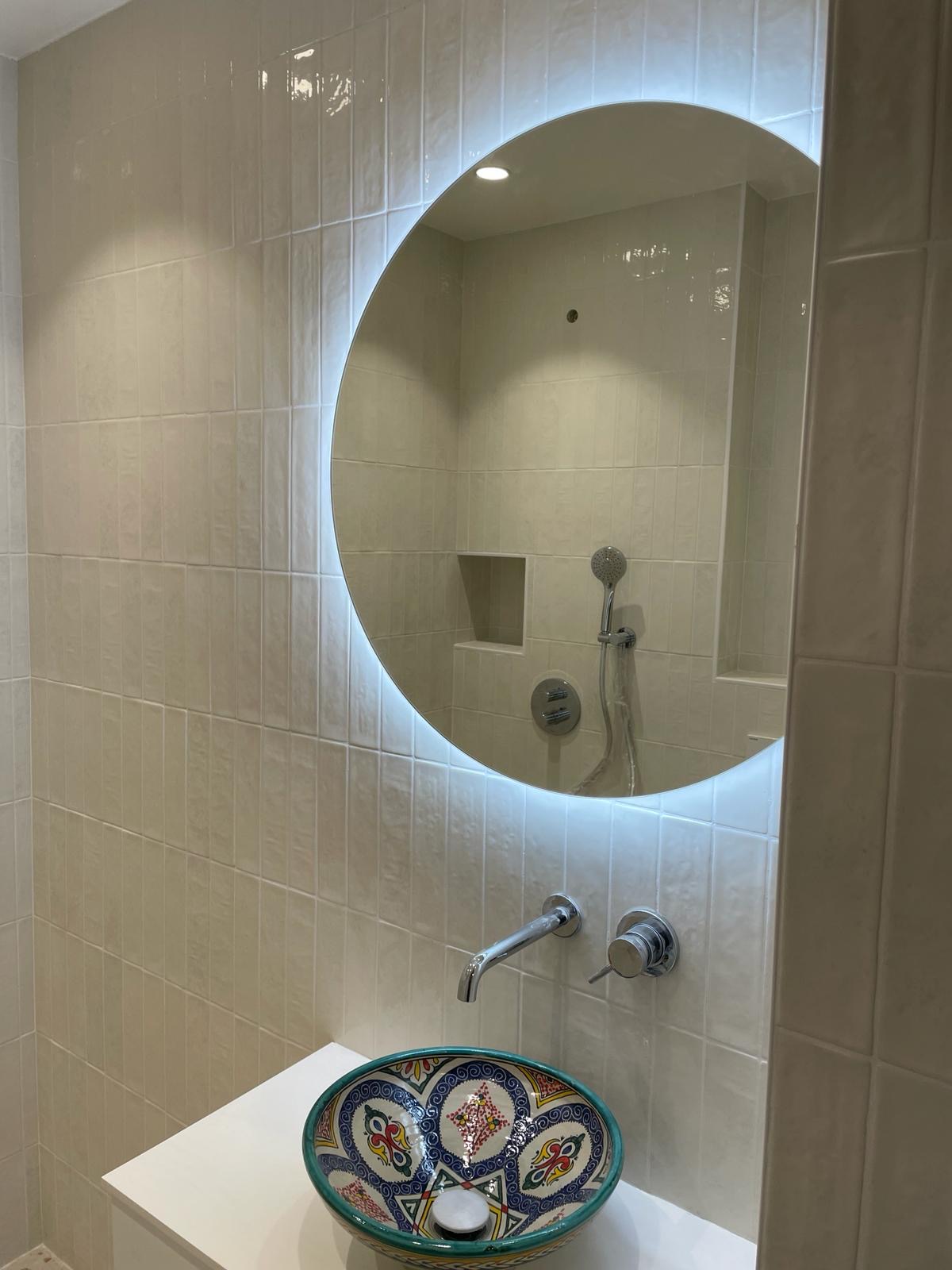 Salle d'eau avec vasque décorative et carrelage artisanal